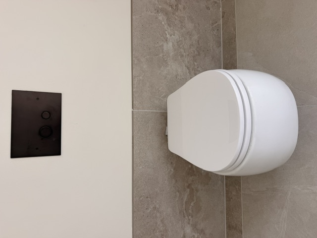Væghængt toilet monteret af TECH VVS
